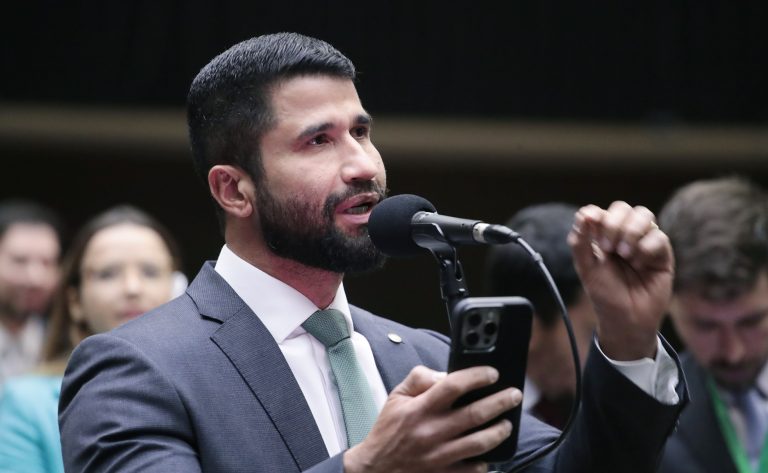 Deputado Delegado Fabio Costa (PP-AL) fala no Plenário da Câmara dos Deputados
