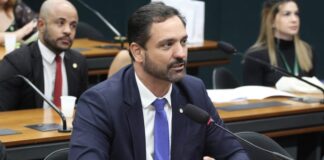 Comissão aprova incentivo a tomadas e tecnologias de conforto em ônibus urbanos Comissão aprova incentivo a tomadas e tecnologias de conforto em ônibus urbanos
