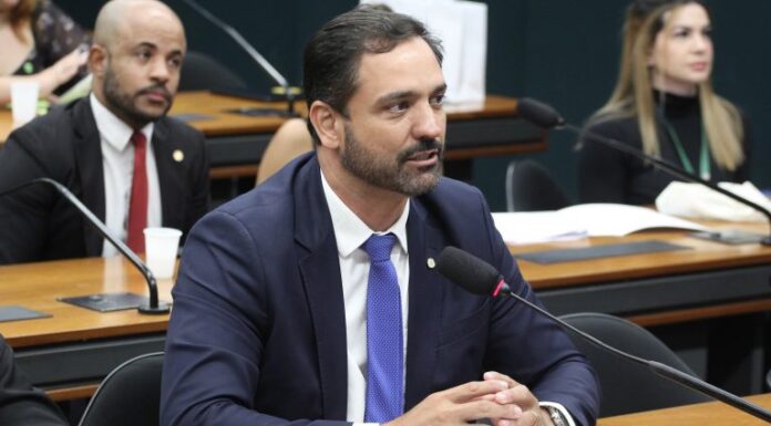 Comissão aprova incentivo a tomadas e tecnologias de conforto em ônibus urbanos Comissão aprova incentivo a tomadas e tecnologias de conforto em ônibus urbanos