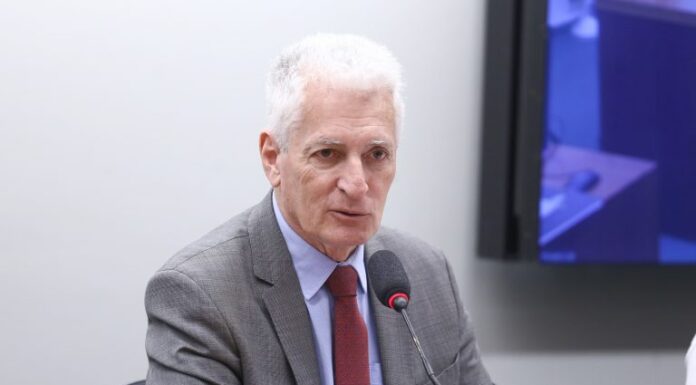 Comissão aprova inclusão em lei de programa de bolsa para professor da educação básica Comissão aprova inclusão em lei de programa de bolsa para professor da educação básica