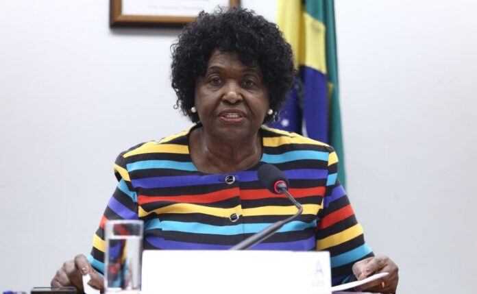 Comissão aprova medidas para incluir donas de casa no mercado de trabalho