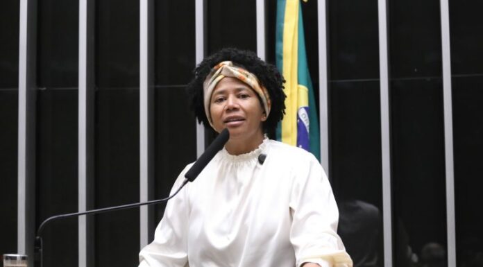 Comissão aprova novas regras para a caderneta de saúde de bebês prematuros Comissão aprova novas regras para a caderneta de saúde de bebês prematuros