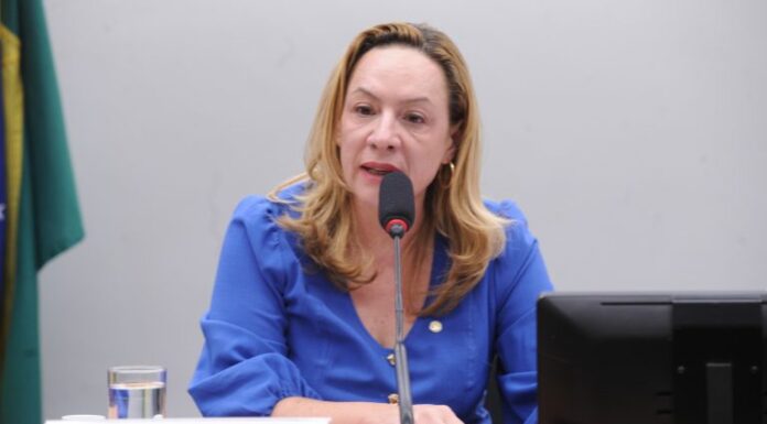 Comissão aprova novas regras para afastar agressores de vítimas no serviço público Comissão aprova novas regras para afastar agressores de vítimas no serviço público