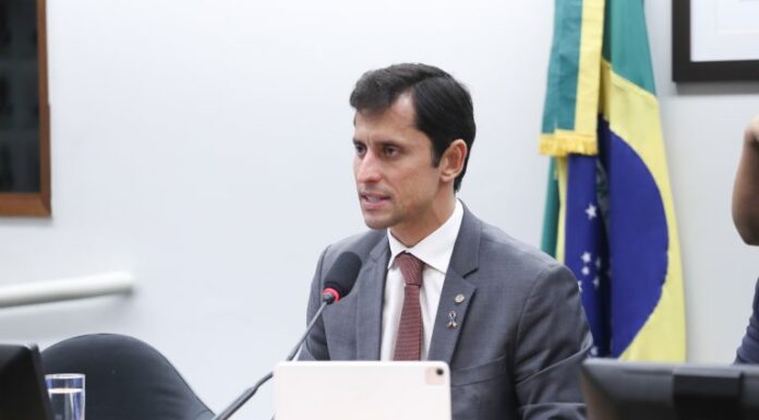 Comissão aprova obrigatoriedade de protetores auriculares para alunos autistas em escolas Comissão aprova obrigatoriedade de protetores auriculares para alunos autistas em escolas