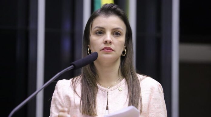Comissão aprova permissão para tráfego de trator em acostamento de rodovia Comissão aprova permissão para tráfego de trator em acostamento de rodovia