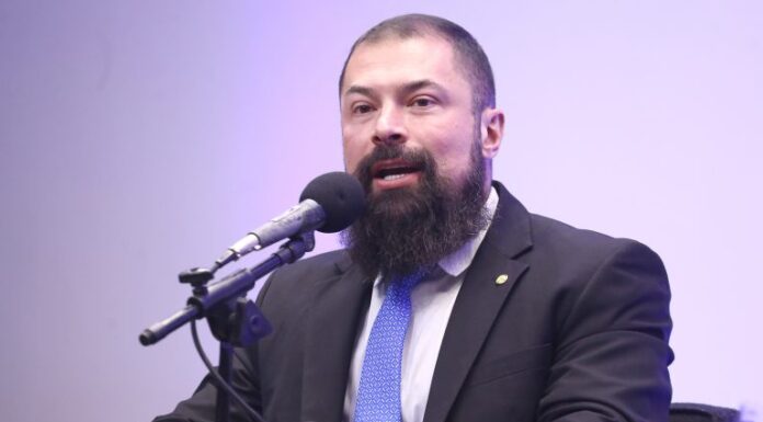 Comissão aprova porte de arma para atiradores com mais de um ano de registro Comissão aprova porte de arma para atiradores com mais de um ano de registro