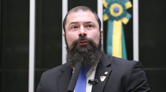 Comissão aprova porte de arma para vigilantes fora do horário de serviço Comissão aprova porte de arma para vigilantes fora do horário de serviço