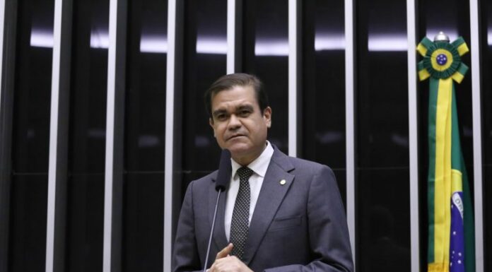 Comissão aprova prazo máximo de dez dias antes da viagem para agência de turismo emitir bilhete aéreo Comissão aprova prazo máximo de dez dias antes da viagem para agência de turismo emitir bilhete aéreo