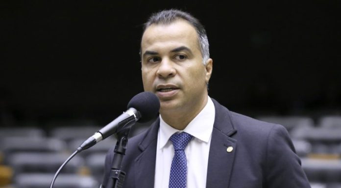 Comissão aprova prazo para cartórios informarem sobre nascimentos sem nome do pai Comissão aprova prazo para cartórios informarem sobre nascimentos sem nome do pai