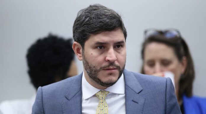 Comissão aprova previsão de programa de intercâmbio para estudantes do ensino médio no exterior Comissão aprova previsão de programa de intercâmbio para estudantes do ensino médio no exterior