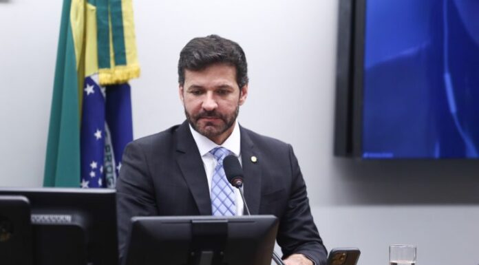Comissão aprova programa de emprego no setor de turismo que permite manter Bolsa Família Comissão aprova programa de emprego no setor de turismo que permite manter Bolsa Família
