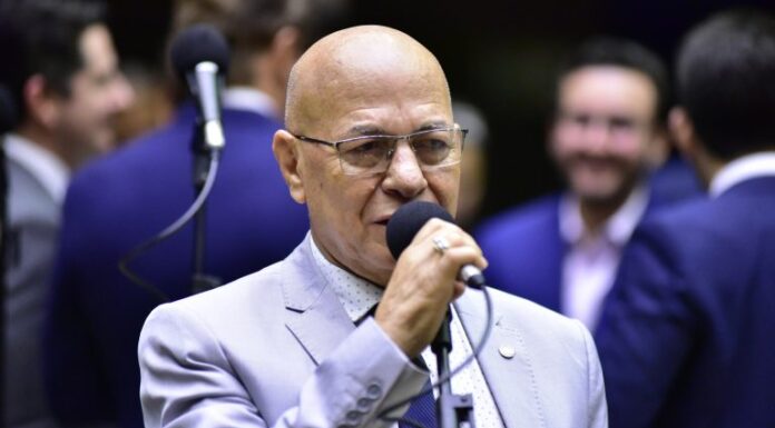 Comissão aprova proibição de discriminação de aluno bolsista Comissão aprova proibição de discriminação de aluno bolsista