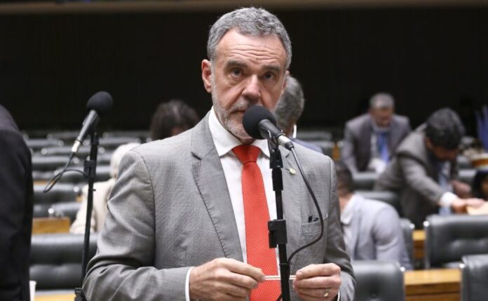 Comissão aprova proibição de reuso de embalagens de tintas imobiliárias