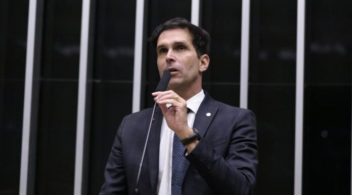 Comissão aprova projeto com novas exigências para Educação de Jovens e Adultos Comissão aprova projeto com novas exigências para Educação de Jovens e Adultos