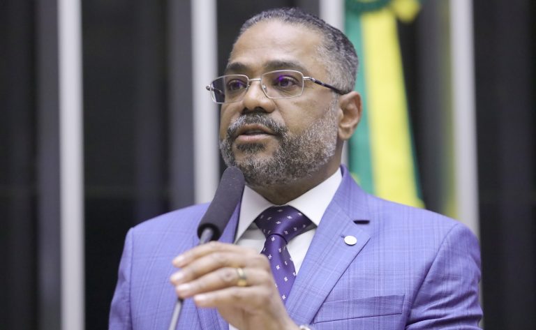 Deputado Márcio Marinho fala ao microfone