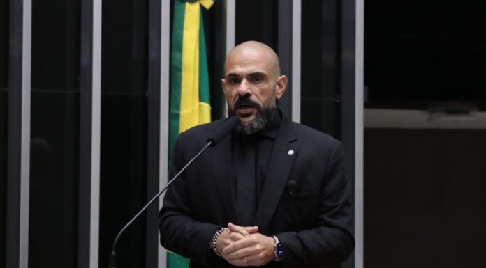 Comissão aprova projeto de anistia a aprovados em concurso dos bombeiros no RJ em 2002 Comissão aprova projeto de anistia a aprovados em concurso dos bombeiros no RJ em 2002