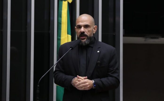 Comissão aprova projeto de anistia a aprovados em concurso dos bombeiros no RJ em 2002 Comissão aprova projeto de anistia a aprovados em concurso dos bombeiros no RJ em 2002