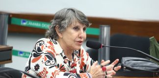 Comissão aprova projeto de lei que criminaliza a transfobia Comissão aprova projeto de lei que criminaliza a transfobia