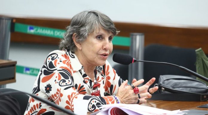 Comissão aprova projeto de lei que criminaliza a transfobia Comissão aprova projeto de lei que criminaliza a transfobia