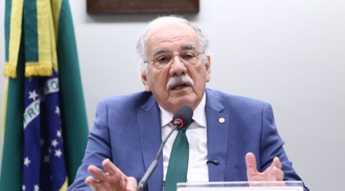 Comissão aprova projeto para permitir vacinação sem documentos de identificação Comissão aprova projeto para permitir vacinação sem documentos de identificação
