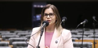 Comissão aprova projeto que assegura à gestante direito a fotógrafo durante o parto Comissão aprova projeto que assegura à gestante direito a fotógrafo durante o parto