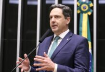 Comissão aprova projeto que classifica PCC e CV como grupos terroristas junto a 11 cartéis latinos Comissão aprova projeto que classifica PCC e CV como grupos terroristas junto a 11 cartéis latinos