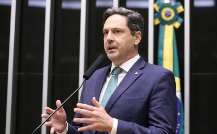 Comissão aprova projeto que classifica PCC e CV como grupos terroristas junto a 11 cartéis latinos