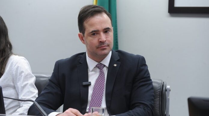 Comissão aprova projeto que criminaliza uso de veículo com tração animal Comissão aprova projeto que criminaliza uso de veículo com tração animal