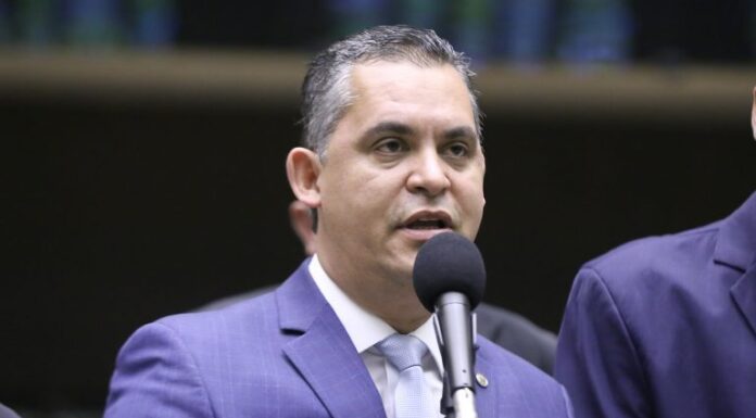 Comissão aprova projeto que define como infração grave atirar objetos para fora do veículo Comissão aprova projeto que define como infração grave atirar objetos para fora do veículo