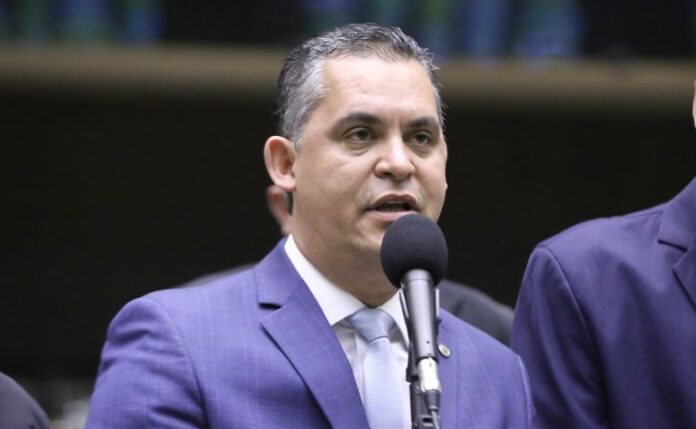 Comissão aprova projeto que define como infração grave atirar objetos para fora do veículo