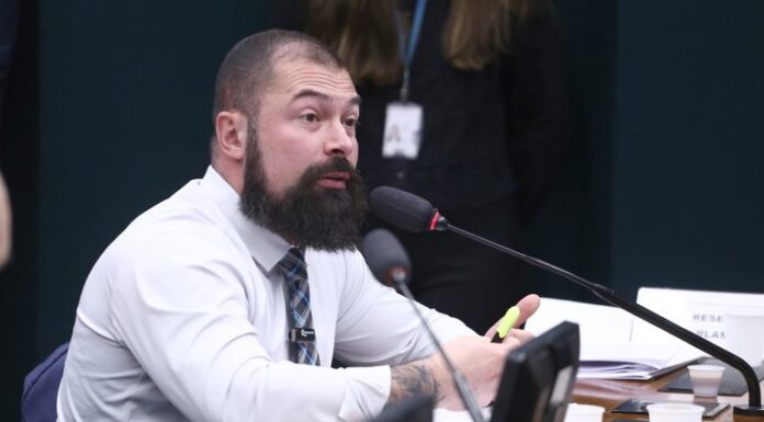 Comissão aprova projeto que libera porte de arma para donos e associados de clube de tiro Comissão aprova projeto que libera porte de arma para donos e associados de clube de tiro