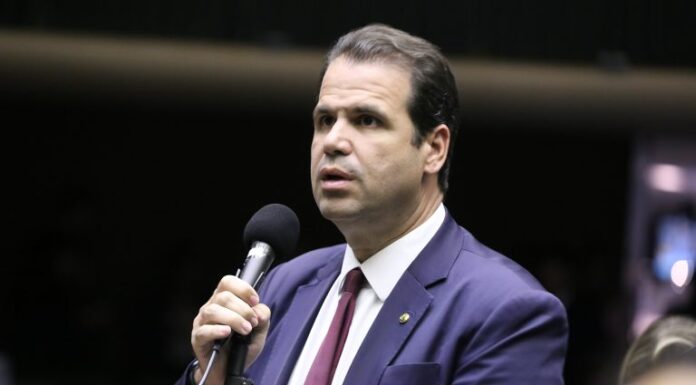 Comissão aprova projeto que libera venda de álcool 70% na forma líquida Comissão aprova projeto que libera venda de álcool 70% na forma líquida