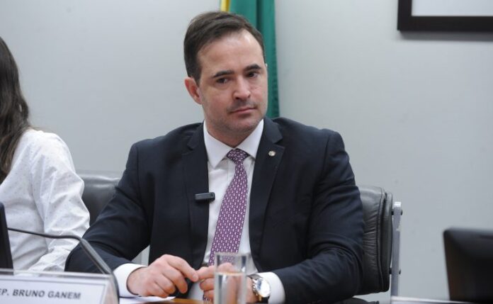 Comissão aprova projeto que obriga conselhos profissionais a atuarem na prevenção ao suicídio