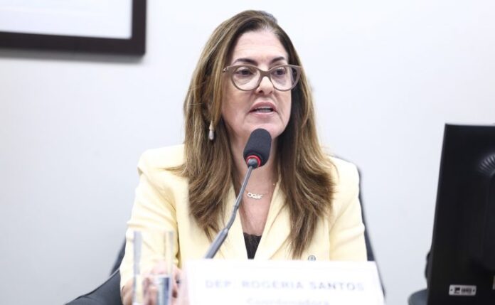 Comissão aprova projeto que obriga empresas a prevenir riscos à saúde mental Comissão aprova projeto que obriga empresas a prevenir riscos à saúde mental