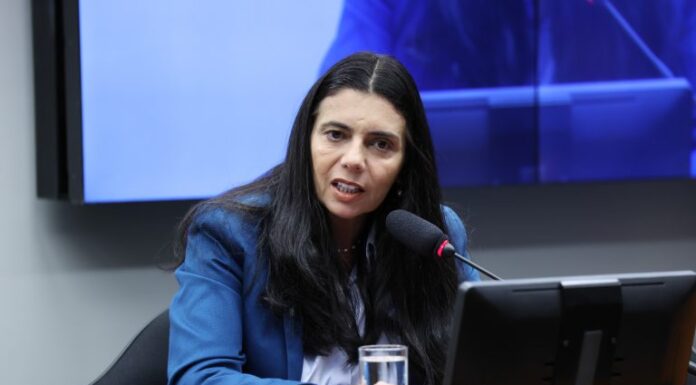 Comissão aprova projeto que obriga órgãos públicos a divulgar canais de denúncia e proteção às mulheres Comissão aprova projeto que obriga órgãos públicos a divulgar canais de denúncia e proteção às mulheres