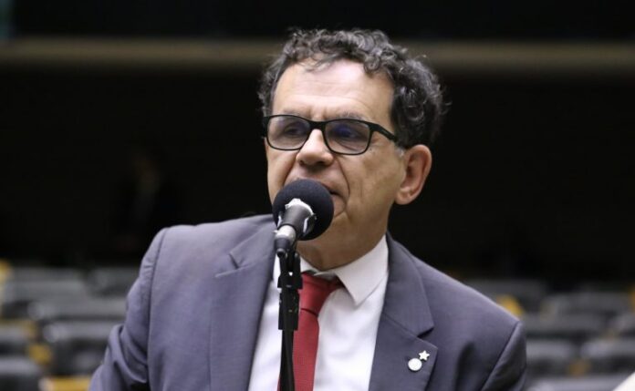 Comissão aprova projeto que proíbe demissão arbitrária dos concursados de empresas públicas Comissão aprova projeto que proíbe demissão arbitrária dos concursados de empresas públicas