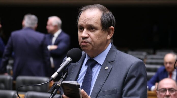 Comissão aprova projeto que proíbe privatização de praias e cobrança de pedágio em orlas Comissão aprova projeto que proíbe privatização de praias e cobrança de pedágio em orlas