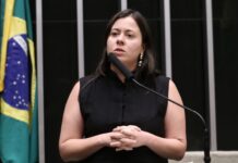 Comissão aprova projeto que pune gestor que não pagar piso salarial de professores Comissão aprova projeto que pune gestor que não pagar piso salarial de professores