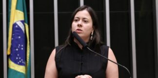 Comissão aprova projeto que pune gestor que não pagar piso salarial de professores Comissão aprova projeto que pune gestor que não pagar piso salarial de professores