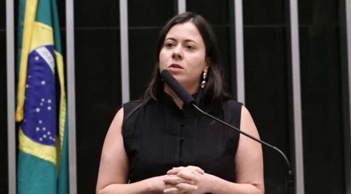 Comissão aprova projeto que pune gestor que não pagar piso salarial de professores Comissão aprova projeto que pune gestor que não pagar piso salarial de professores