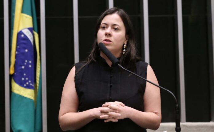 Comissão aprova projeto que pune gestor que não pagar piso salarial de professores