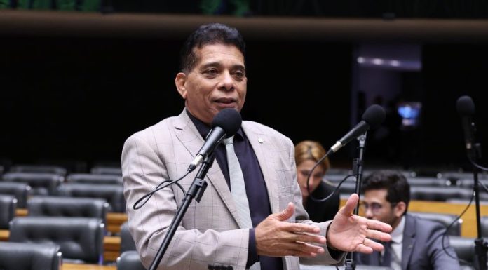Comissão aprova projeto que regulamenta práticas de humor terapêutico no SUS Comissão aprova projeto que regulamenta práticas de humor terapêutico no SUS
