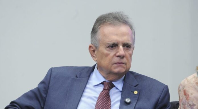 Comissão aprova projeto que torna obrigatório comissário de bordo fluente em português em voos passando pelo Brasil Comissão aprova projeto que torna obrigatório comissário de bordo fluente em português em voos passando pelo Brasil