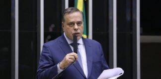 Comissão aprova proposta para regular relação entre carros e bicicletas no trânsito Comissão aprova proposta para regular relação entre carros e bicicletas no trânsito