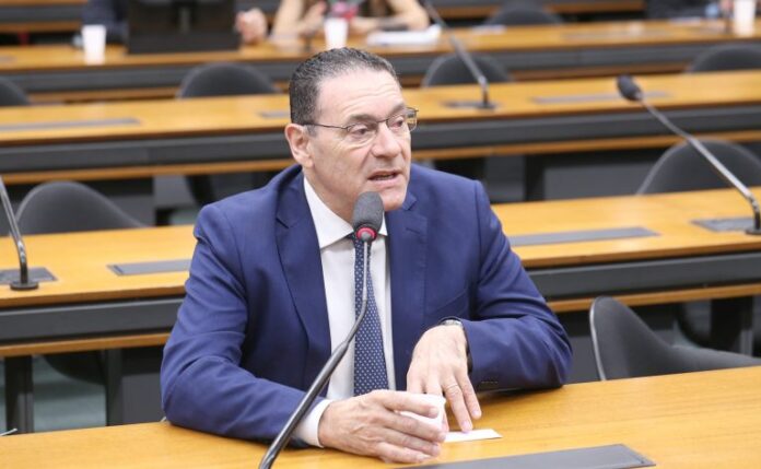 Comissão aprova proposta que dá à assinatura digital o valor de reconhecimento de firma
