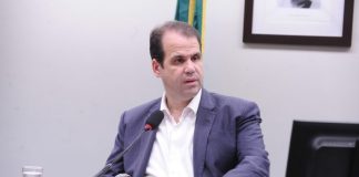 Comissão aprova proposta que obriga restaurantes a oferecerem cardápios impressos Comissão aprova proposta que obriga restaurantes a oferecerem cardápios impressos
