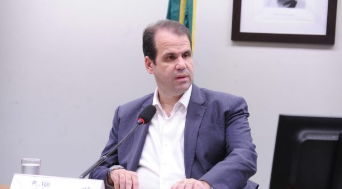 Comissão aprova proposta que obriga restaurantes a oferecerem cardápios impressos Comissão aprova proposta que obriga restaurantes a oferecerem cardápios impressos