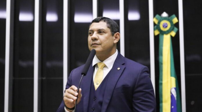 Comissão aprova proposta que triplica pena de crimes com arma de fogo roubada de agente de segurança Comissão aprova proposta que triplica pena de crimes com arma de fogo roubada de agente de segurança