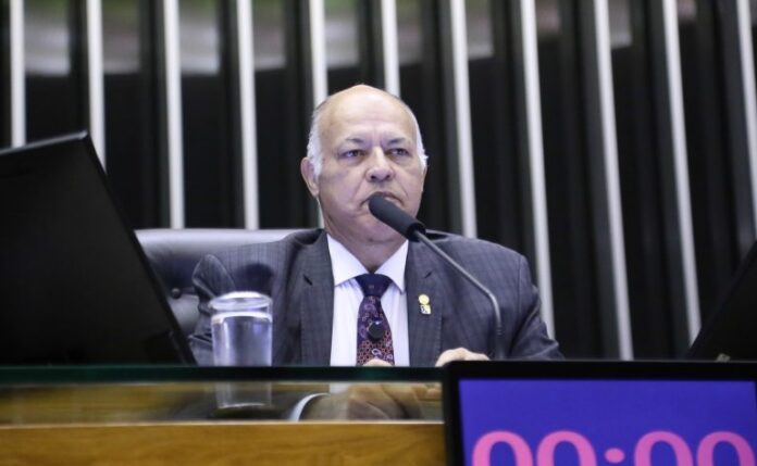 Comissão aprova redução da idade mínima para aposentadoria de trabalhador exposto a agentes nocivos