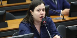 Comissão aprova regra de transparência para reforma de escolas após desastres Comissão aprova regra de transparência para reforma de escolas após desastres